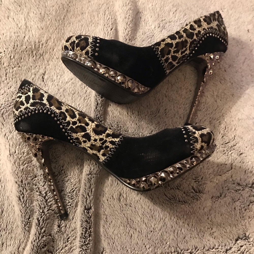 Heel black and white